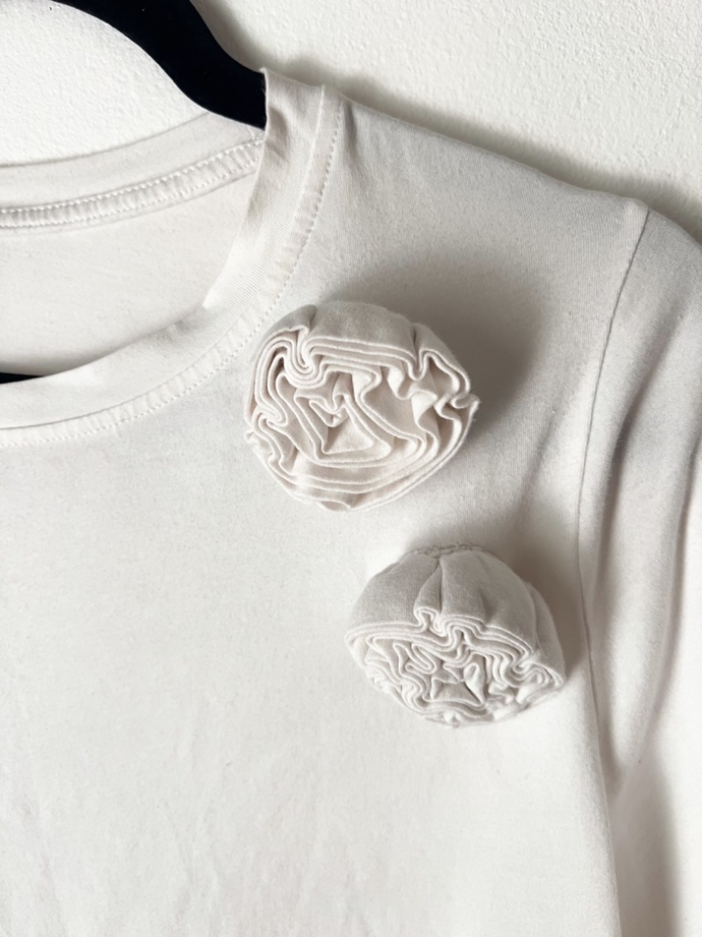 Joie White Rosette Applique Short Sleeve 100% Cotton Tee Top XL short sleeve - Picture 3 of 5